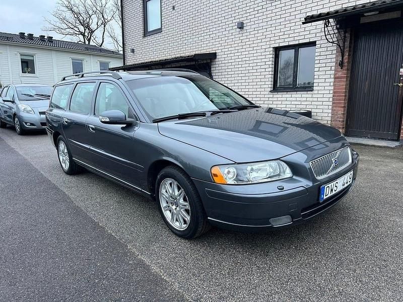 Begagnad Volvo V70 Momentum 170 HK (125 kW) 2008 Grå Kombi