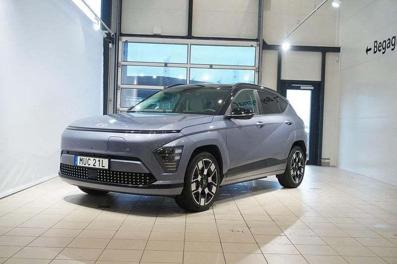 Blå Begagnad 2023 Hyundai Kona Advanced SUV | 399 800 kr (Marknadspris) - Bild 1/4