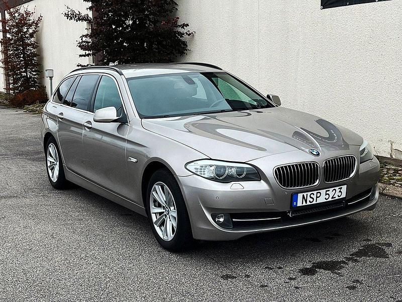 Silver (silvermet) Begagnad 2011 BMW 520 Kombi | 86 900 kr (Marknadspris) - Bild 1/4