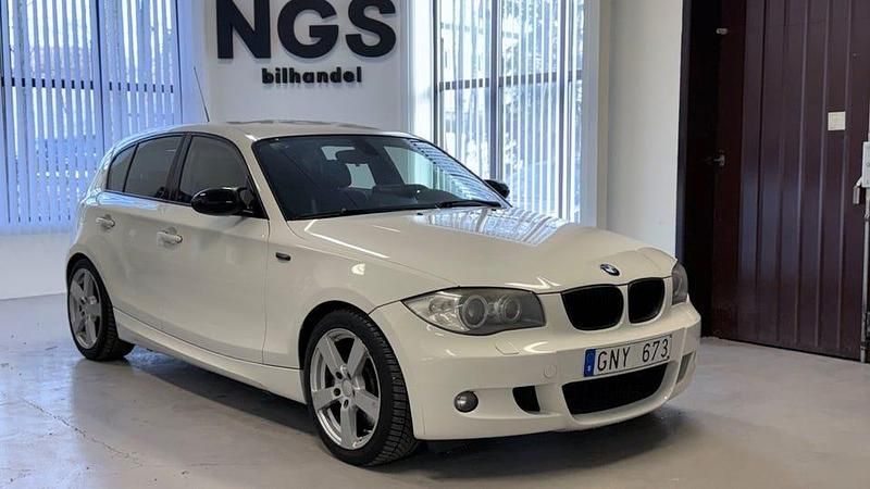 Vit Begagnad 2008 BMW 118 Advantage Halvkombi | 58 500 kr (Marknadspris) - Bild 1/4