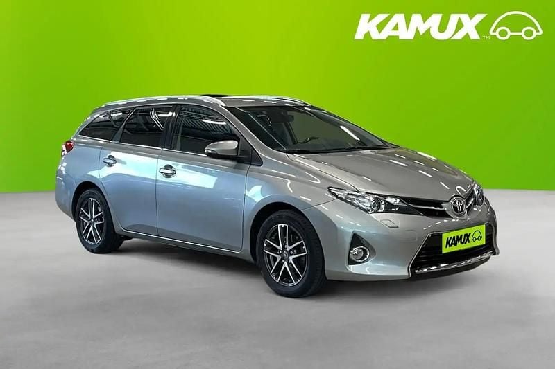 Silver/grå Begagnad 2015 Toyota Auris Kombi | 144 800 kr (Marknadspris) - Bild 1/3