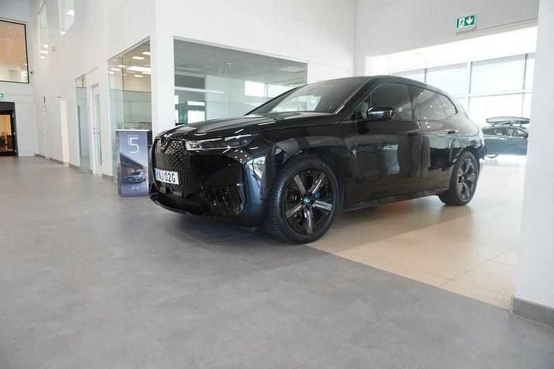 Svart Begagnad 2023 BMW iX Comfort Edition SUV | 739 800 kr (Marknadspris) - Bild 1/4