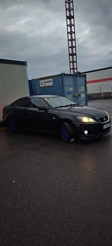 Svart Begagnad 2006 Lexus IS250 Sedan | 36 400 kr (Marknadspris) - Bild 1/3