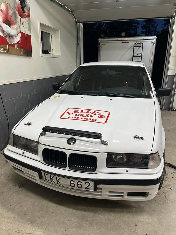 Begagnad 1992 BMW 318 Sedan | 59 500 kr - Bild 1/4