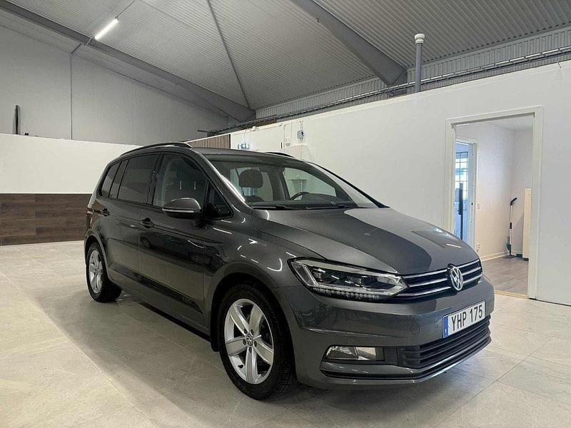 Mörkgrå Begagnad 2016 VW Touran Minibuss | 179 900 kr (Lite dyr) - Bild 1/4