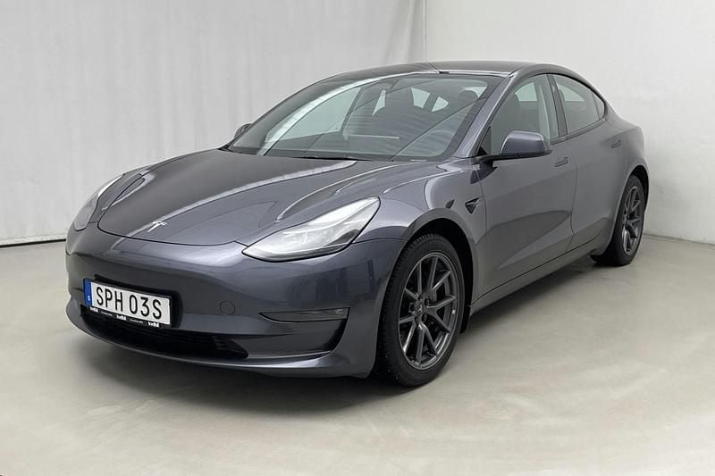 Grå Begagnad 2023 Tesla Model 3 Sedan | 280 000 kr (Marknadspris) - Bild 1/4