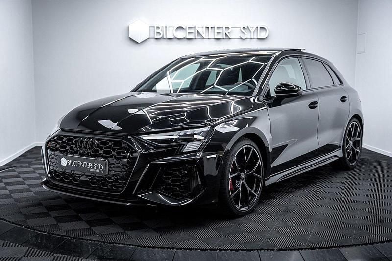 Svart Begagnad 2023 Audi RS3 Comfort Halvkombi | 689 900 kr (Dyr) - Bild 1/4