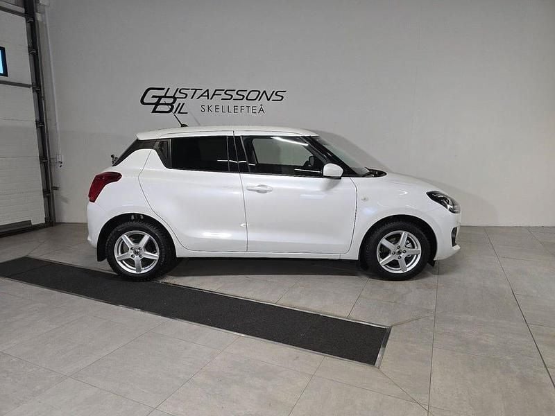 Vit Begagnad 2022 Suzuki Swift Halvkombi | 218 000 kr (Lite dyr) - Bild 1/4
