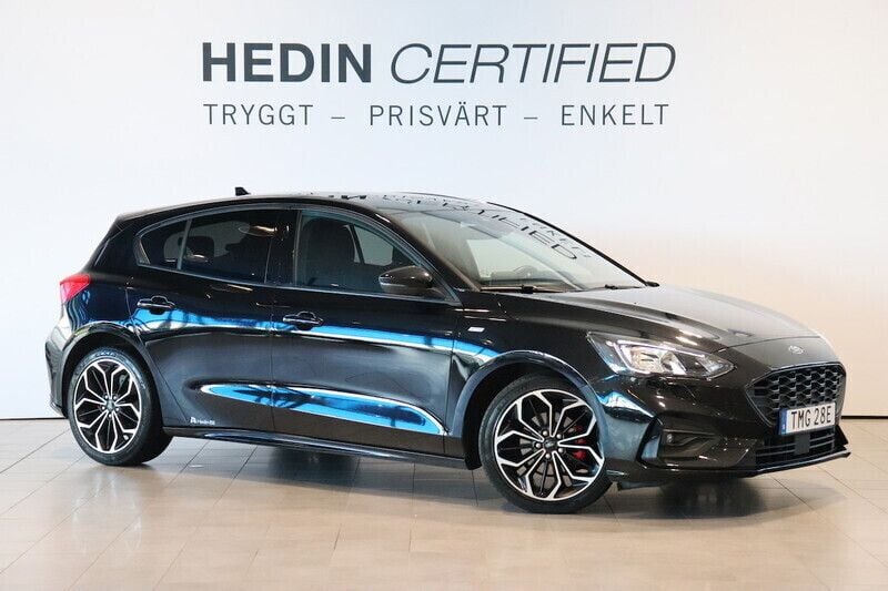 Svart Begagnad 2022 Ford Focus ST-Line Halvkombi | 214 900 kr - Bild 1/4