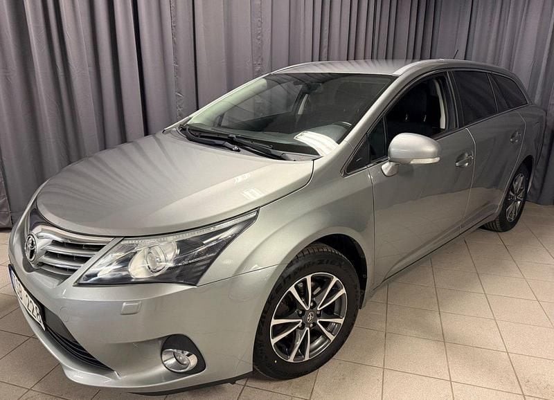 Ljusgrå (grå) Begagnad 2013 Toyota Avensis Business Edition Kombi | 99 900 kr (Lite dyr) - Bild 1/4