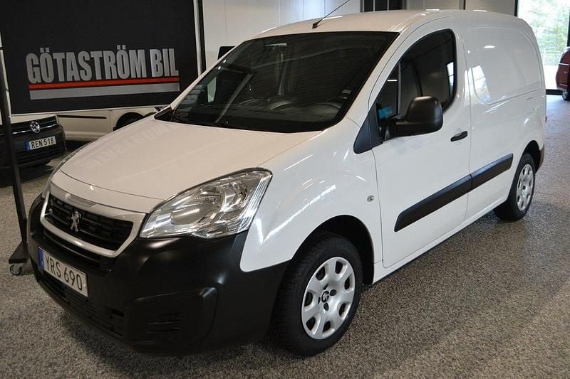 Vit (vit metallic) Begagnad 2017 Peugeot Partner Minibuss | 69 000 kr (Marknadspris) - Bild 1/4