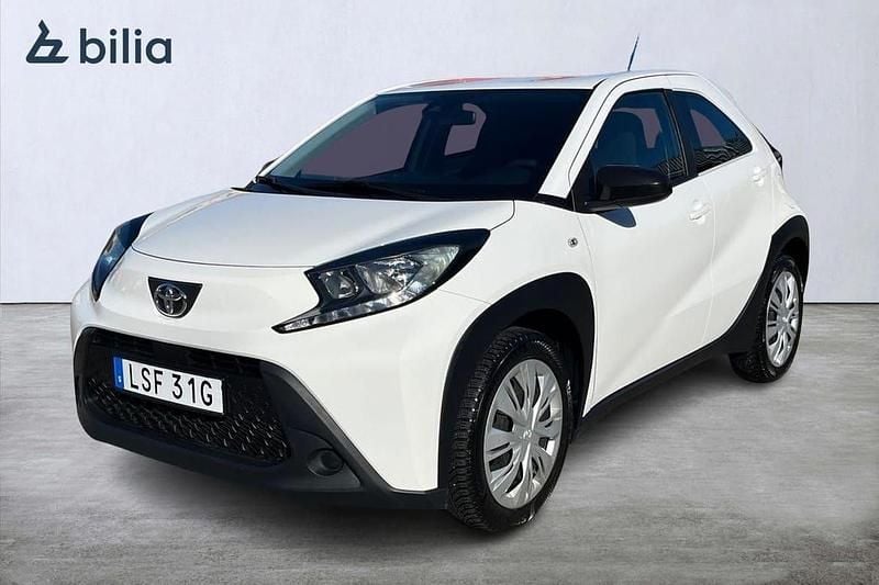 Vit Begagnad 2022 Toyota Aygo Play Halvkombi | 149 900 kr (Marknadspris) - Bild 1/4