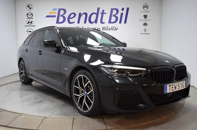 Safirsvartmetallic Begagnad 2023 BMW 530 M Sport Kombi | 419 500 kr - Bild 1/3