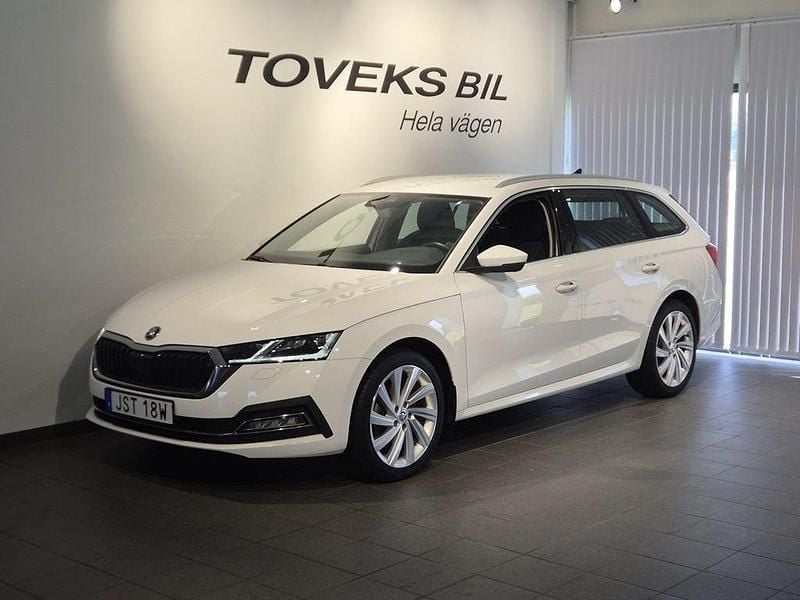 Vit (candy white) Begagnad 2022 Skoda Octavia Style Kombi | 254 900 kr (Marknadspris) - Bild 1/4