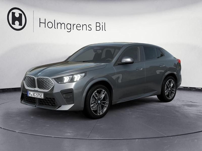 Grå Begagnad 2026 BMW iX2 M Sport SUV | 599 900 kr - Bild 1/4