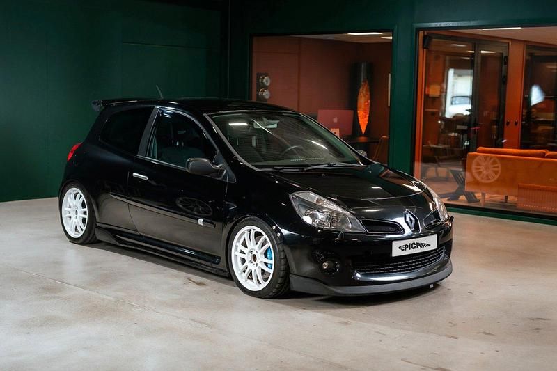 Svart Begagnad 2006 Renault Clio R.S. R.S. Halvkombi | 129 900 kr - Bild 1/4