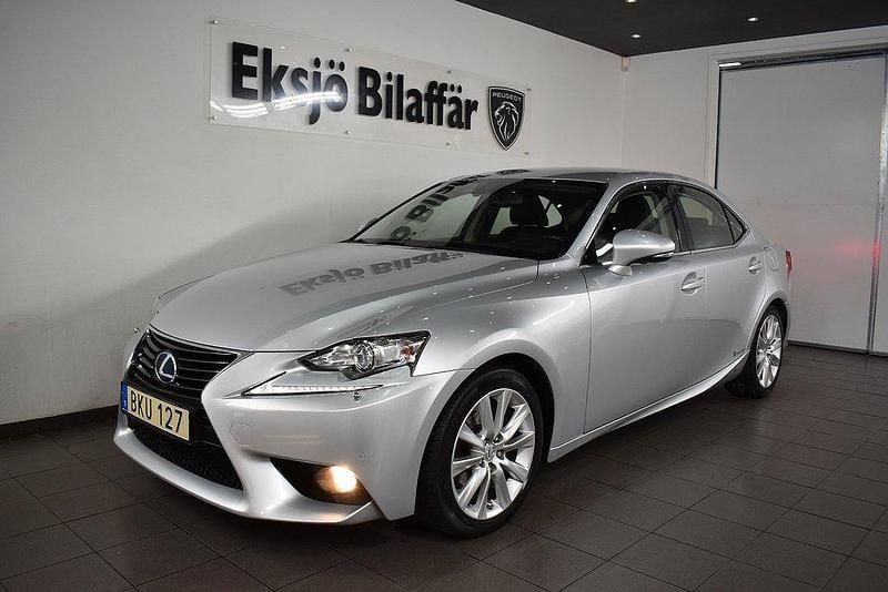 Silver Begagnad 2013 Lexus IS300h Executive Line Sedan | 189 500 kr (Marknadspris) - Bild 1/4