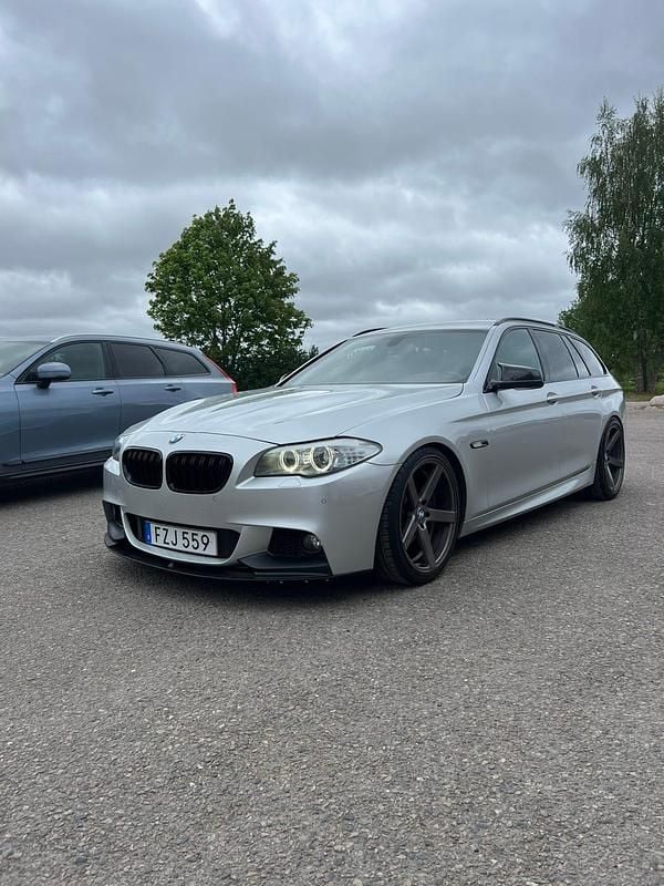 Silvermetallic Begagnad 2013 BMW 520 M Sport Kombi | 119 500 kr (Lite dyr) - Bild 1/4