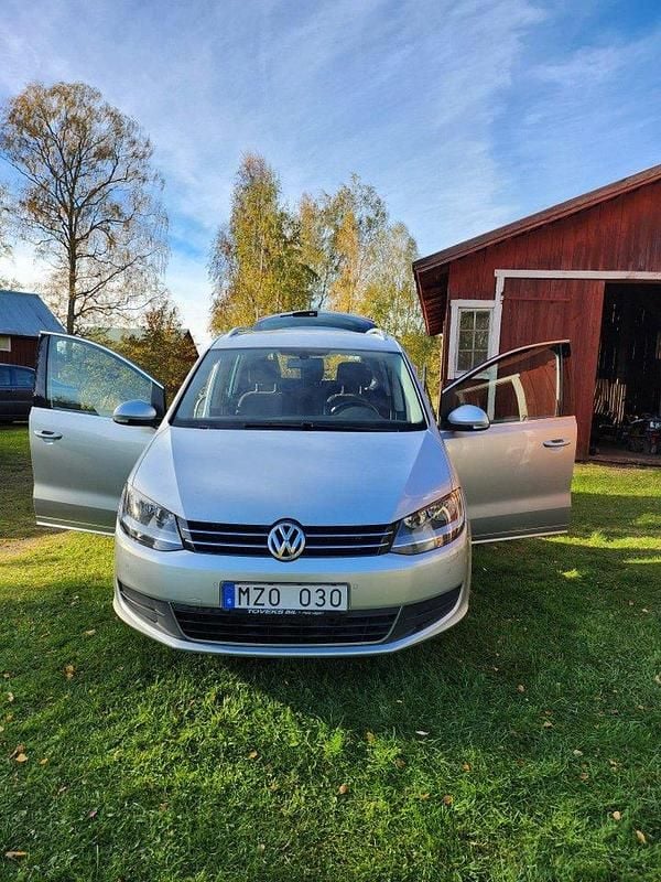 Silver Begagnad 2013 VW Sharan Minibuss | 85 000 kr (Superpris) - Bild 1/4