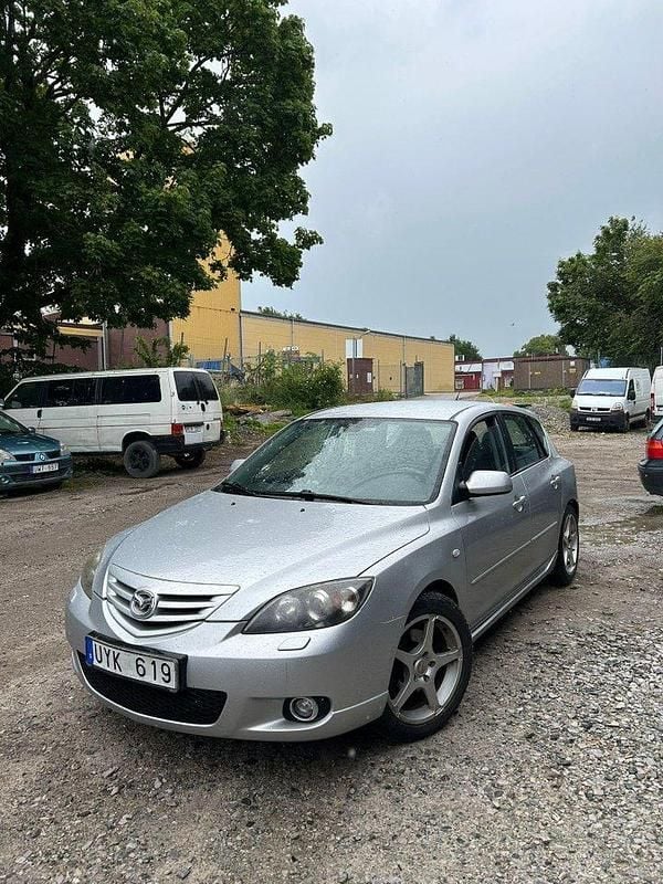 Grå Begagnad 2004 Mazda 3 Inclusive Halvkombi | 12 000 kr - Bild 1/4