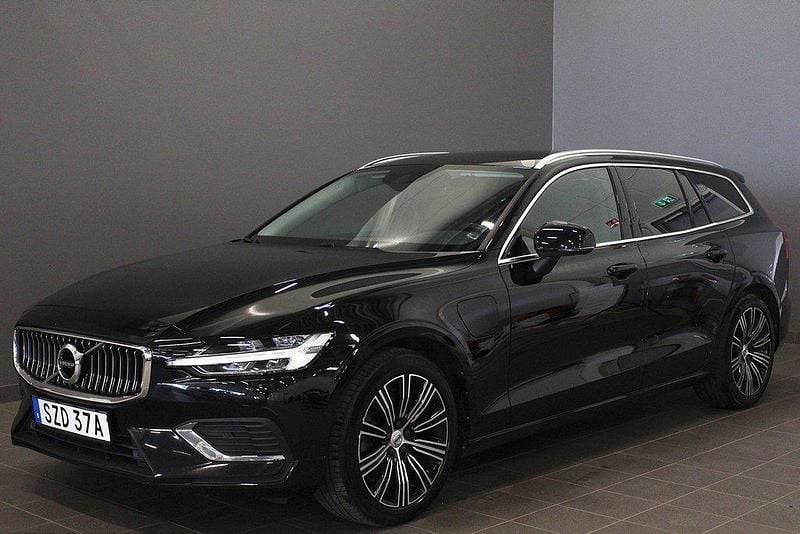 Svart Begagnad 2022 Volvo V60 Inscription Kombi | 299 000 kr (Superpris) - Bild 1/4