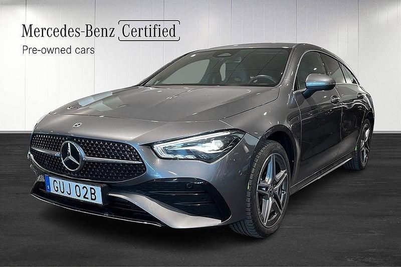 Mörkgrå Begagnad 2023 Mercedes CLA250e Shooting Brake AMG line Kombi | 389 900 kr (Bra pris) - Bild 1/4