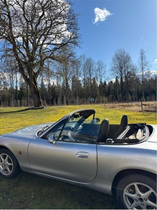 Silver Begagnad 2004 Mazda MX5 Cab | 55 000 kr (Lite dyr) - Bild 1/4