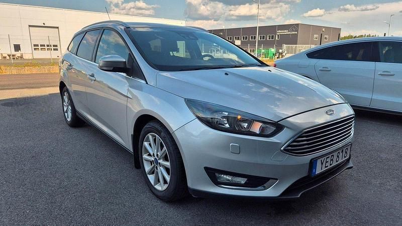 Ljusgrå Begagnad 2016 Ford Focus Titanium Kombi | 109 900 kr (Marknadspris) - Bild 1/4
