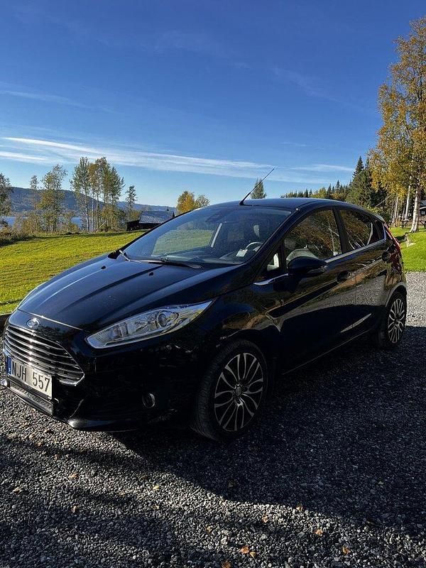 Svart Begagnad 2013 Ford Fiesta Titanium Halvkombi | 65 000 kr - Bild 1/4