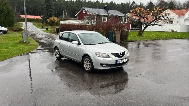 Grå Begagnad 2006 Mazda 3 Inclusive Halvkombi | 24 000 kr (Marknadspris) - Bild 1/4