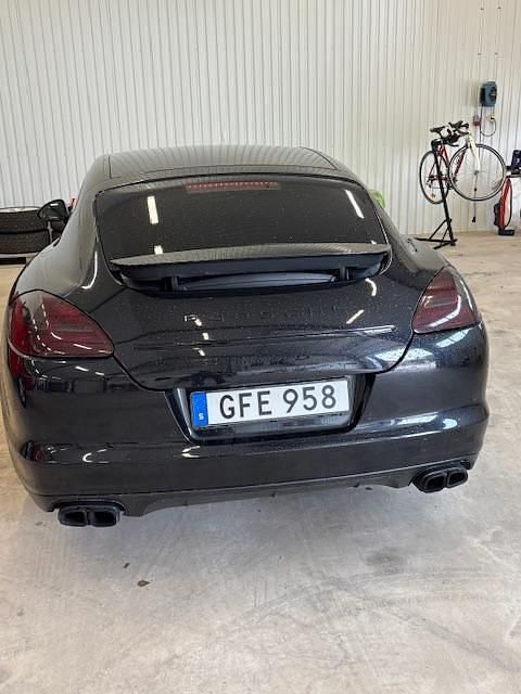 Svart Begagnad 2010 Porsche Panamera 4S Sport Sedan | 250 000 kr (Lite dyr) - Bild 1/4