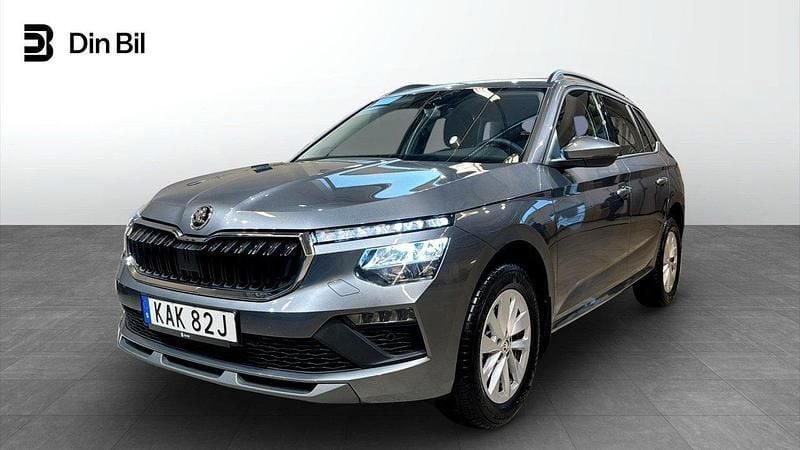 Grå Begagnad 2024 Skoda Kamiq Selection SUV | 274 900 kr (Marknadspris) - Bild 1/4