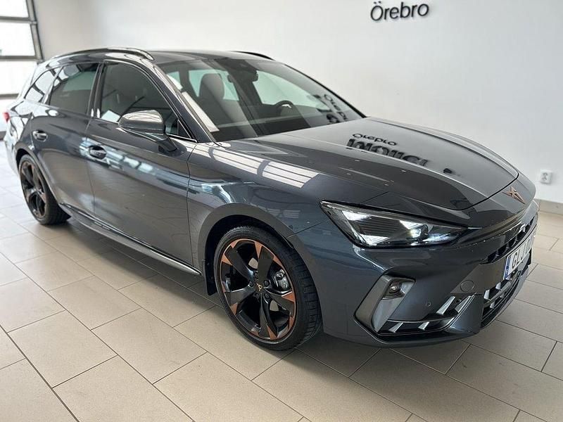 Mörkgrå (magnetic tech metallic) Begagnad 2025 Cupra Leon Kombi | 329 000 kr (Marknadspris) - Bild 1/4