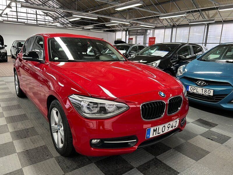 Röd Begagnad 2014 BMW 116 Sport Line Halvkombi | 149 000 kr (Lite dyr) - Bild 1/4