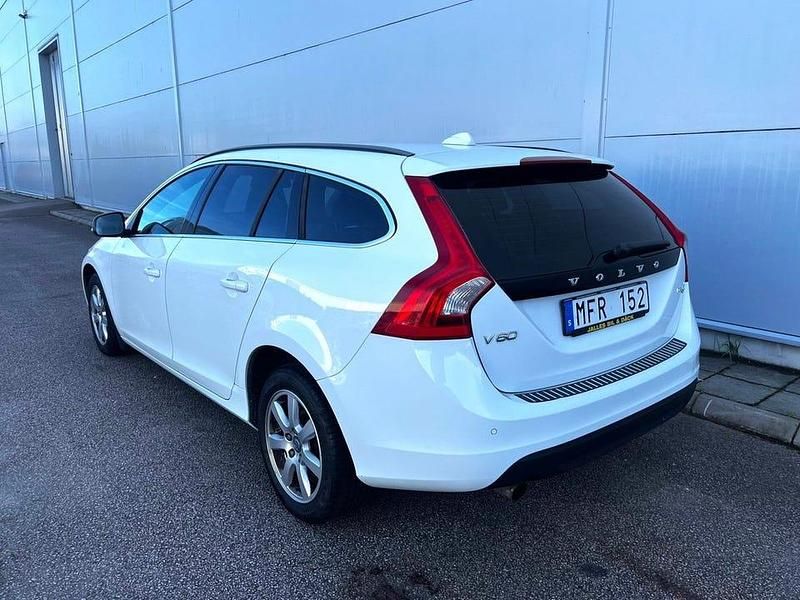 Begagnad Volvo V60 Momentum 116 HK (85 kW) 2011 Vit Kombi