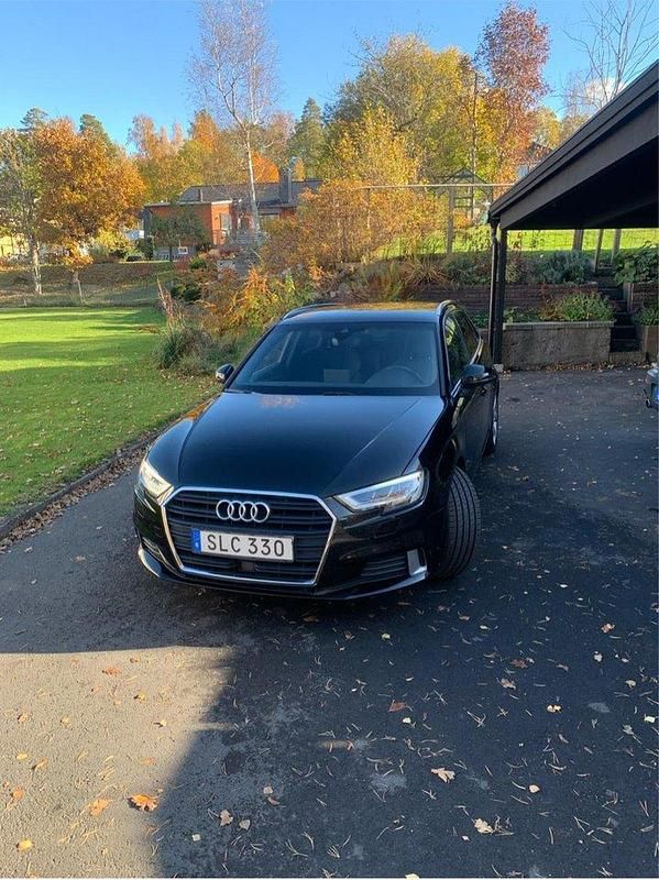 Svart Begagnad 2017 Audi A3 Sportback Comfort Halvkombi | 153 000 kr (Marknadspris) - Bild 1/4
