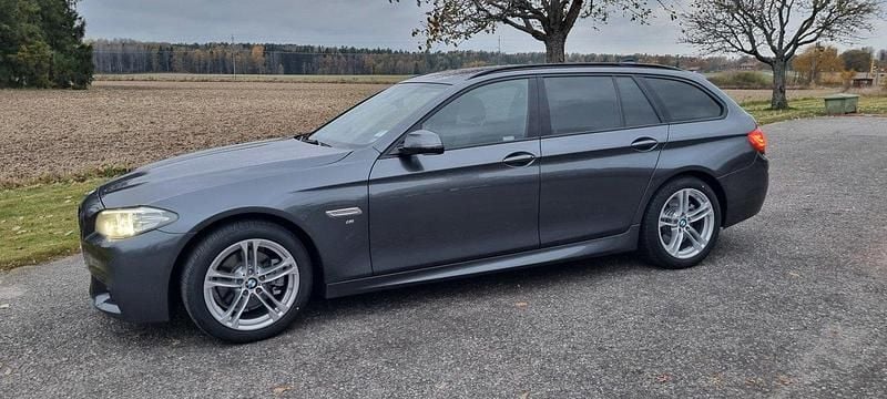 Grå Begagnad 2017 BMW 520 M Sport Kombi | 249 000 kr (Bra pris) - Bild 1/4