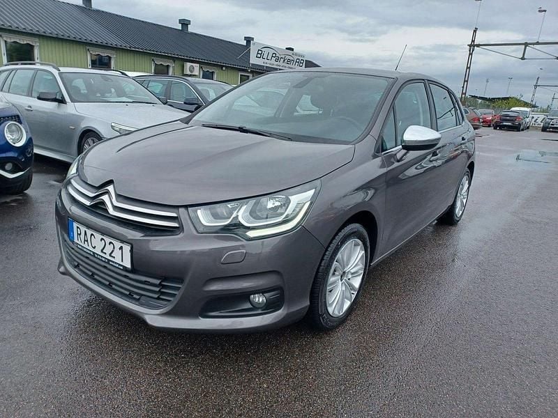 Grå Begagnad 2016 Citroën C4 Halvkombi | 104 900 kr (Marknadspris) - Bild 1/4