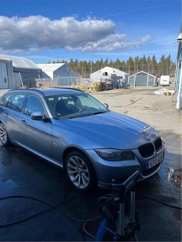 Blå Begagnad 2010 BMW 320 Comfort Edition Kombi | 65 000 kr (Superpris) - Bild 1/1