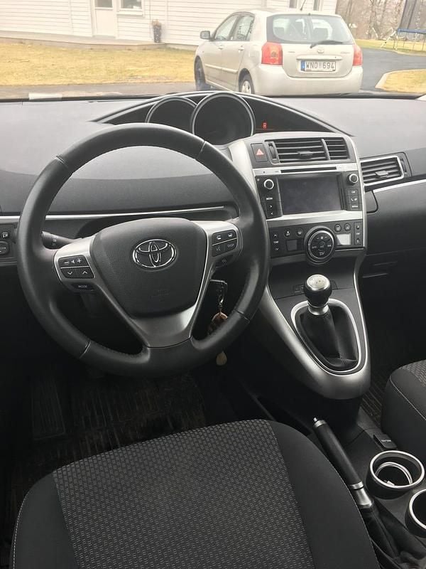 Blå Begagnad 2014 Toyota Verso Minibuss | 89 000 kr (Bra pris) - Bild 1/4