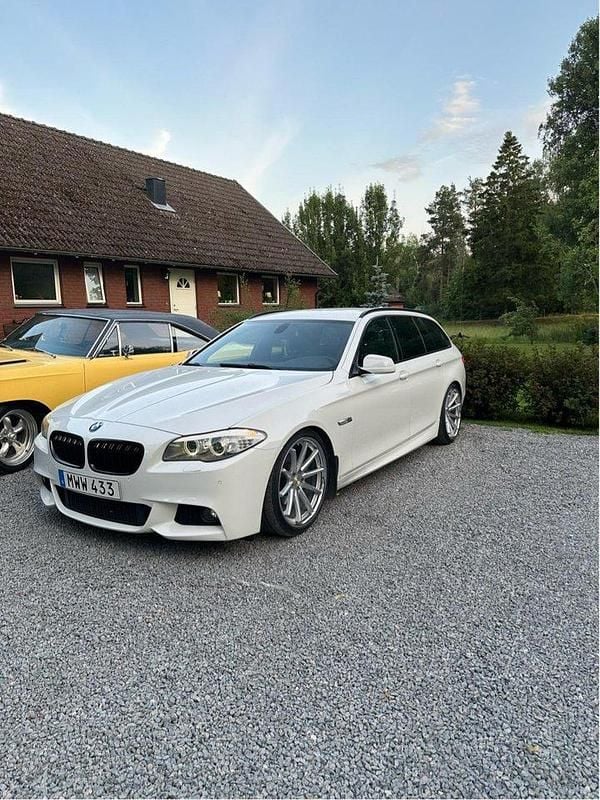 Vit Begagnad 2011 BMW 520 M Sport Kombi | 110 000 kr (Lite dyr) - Bild 1/4