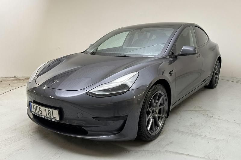Grå Begagnad 2021 Tesla Model 3 Standard Range Sedan | 205 000 kr (Marknadspris) - Bild 1/4