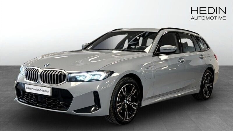 Grå (silver) Begagnad 2024 BMW 330e Comfort Edition Kombi | 534 700 kr (Superpris) - Bild 1/4