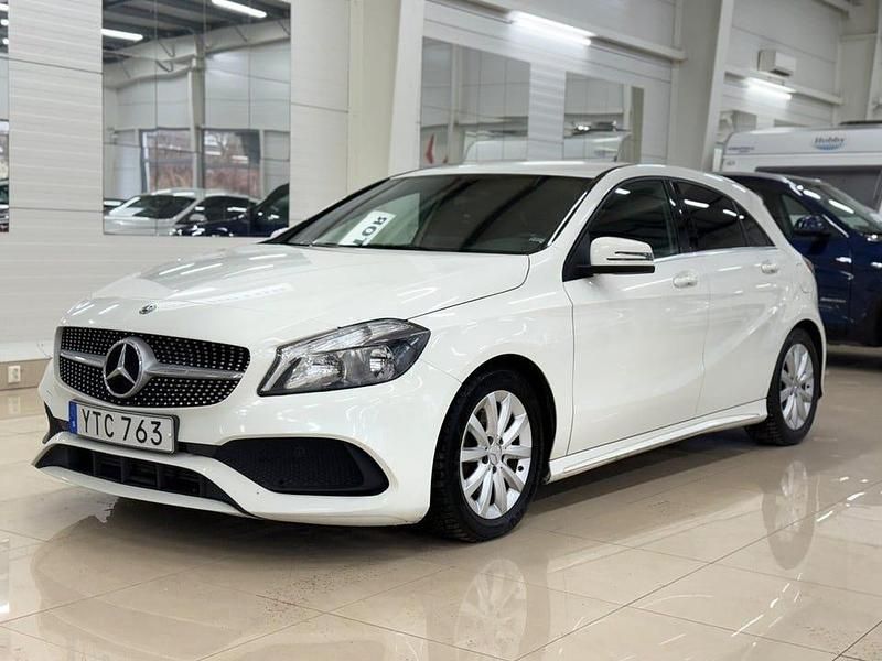 Vit Begagnad 2018 Mercedes A180 Style Halvkombi | 134 900 kr (Bra pris) - Bild 1/4