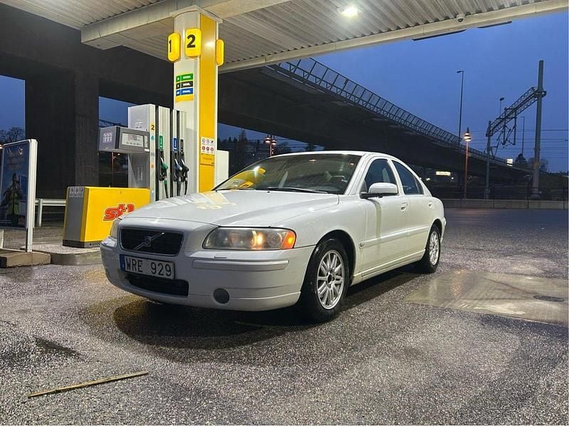 Vit Begagnad 2005 Volvo S60 Sedan | 29 500 kr (Marknadspris) - Bild 1/4