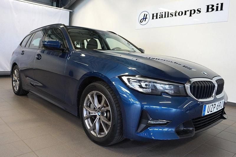 Blå Begagnad 2021 BMW 330e Sport Line Kombi | 319 900 kr (Marknadspris) - Bild 1/4