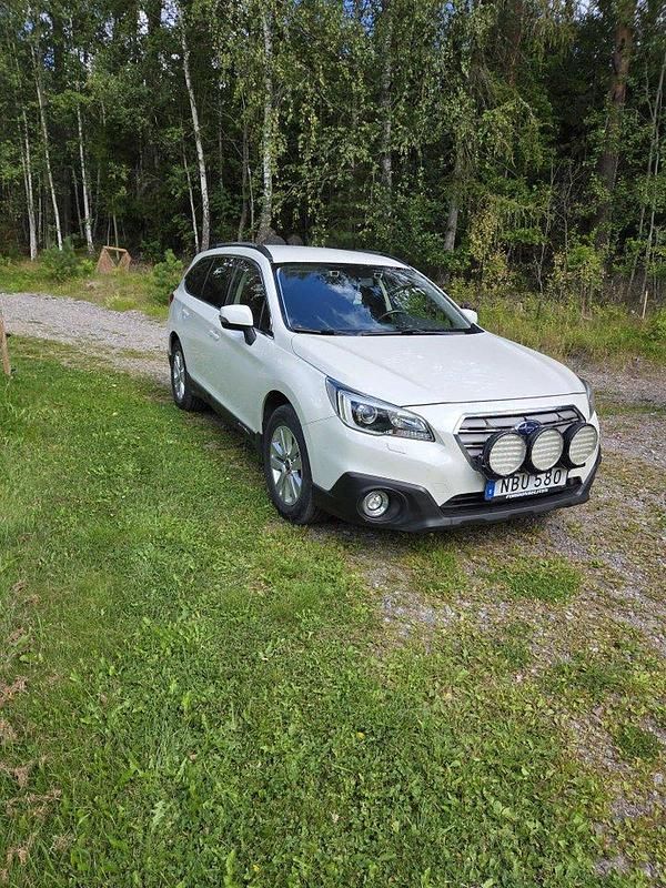 Vit Begagnad 2016 Subaru Outback SUV | 139 000 kr (Lite dyr) - Bild 1/4