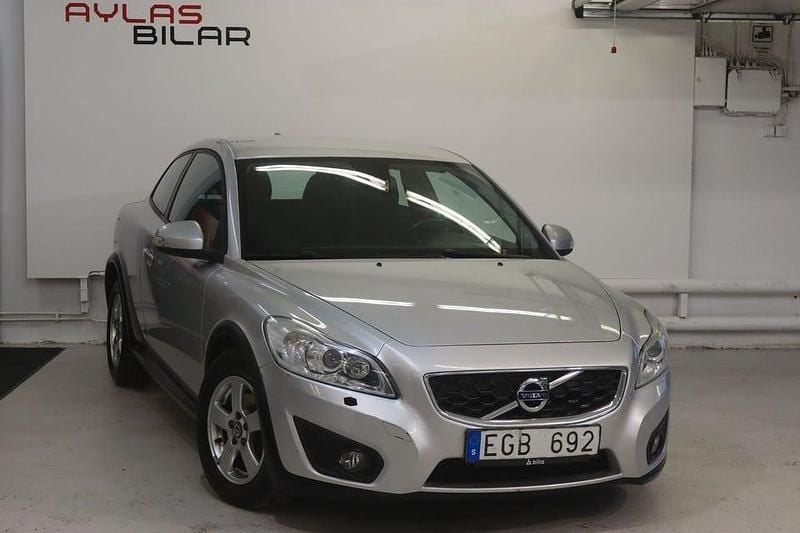 Ljusgrå (grå) Begagnad 2011 Volvo C30 Momentum Halvkombi | 49 900 kr (Marknadspris) - Bild 1/4