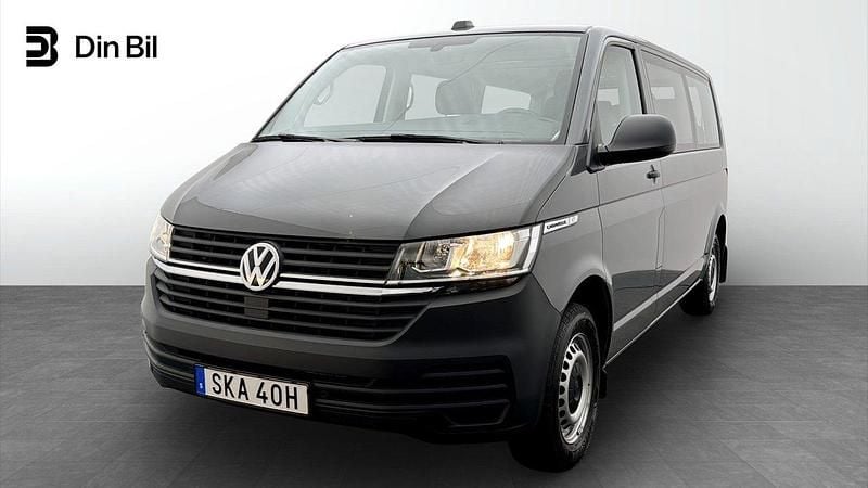 Grå Begagnad 2022 VW Caravelle Minibuss | 499 900 kr (Lite dyr) - Bild 1/4