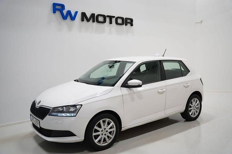 Vit Begagnad 2018 Skoda Fabia Ambition Halvkombi | 114 900 kr (Marknadspris) - Bild 1/4